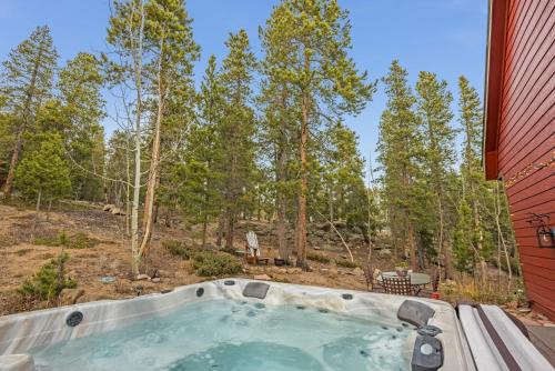 Arapaho Forest Lodge w Hot Tub + Trail Access