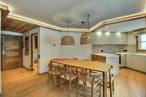 ARC 1950 - Appartement 8 personnes Duplex Cheminée - ski aux pieds - Sauna, Hammam, Jacuzzi, Piscine