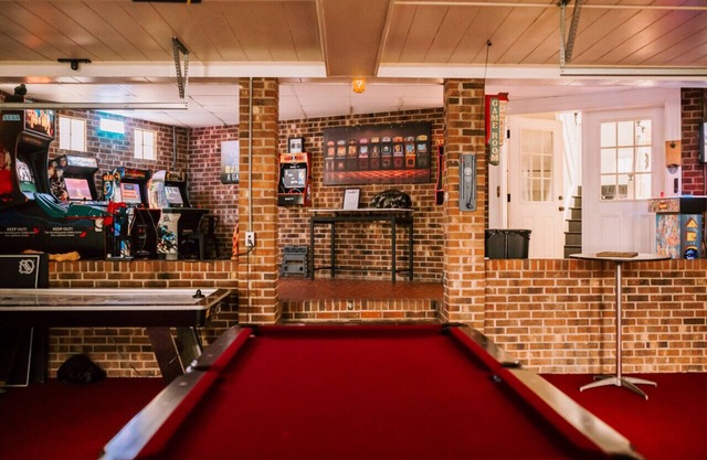 Arcade Adventure! 6-Bedroom Stay near Football Stadium