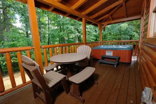 Arcade game, hot tub, spacious beautiful log cabin! Gatlinburg log cabin!