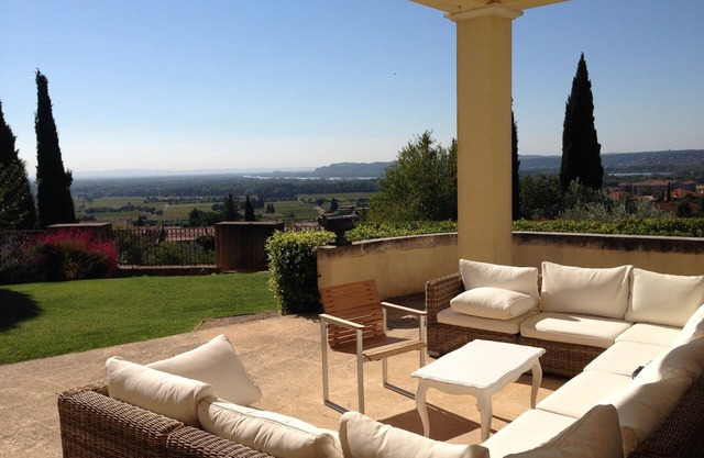 Architect-designed villa with panoramic view and swimming pool in Chateauneuf du pape, France