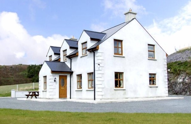 ARDAGH NORTH, pet friendly, with open fire in Baltimore, County Cork