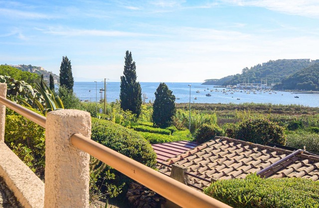 Are you dreaming of a beautiful island vacation close to the water? Then this vacation apartment wit