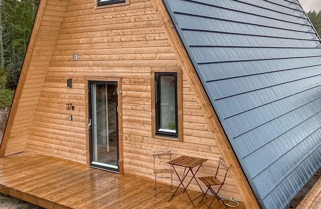 Are you dreaming of a vacation close to nature? Then this special vacation home on the lake is the r