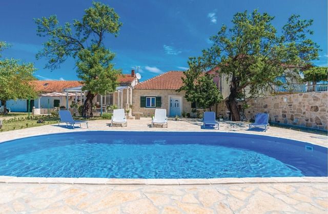 Are you dreaming of relaxing days by the pool while looking at pretty, old trees? Then this great, f