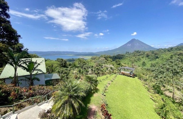 Arenal Birdsong. Entire Villa w/Stunning Volcano & Lake Views