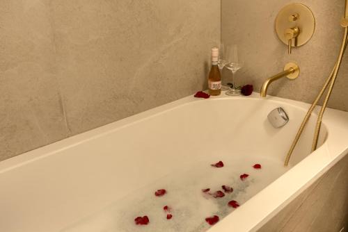 ARI Luxury Apartment with Balcony