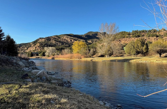 Arkansas River Frontage, Cozy Cabin with AC, WiFi in gorgeous Howard pets ok