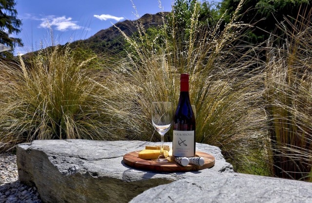 Arrowtown Red Cottage - Holiday Home with Spa