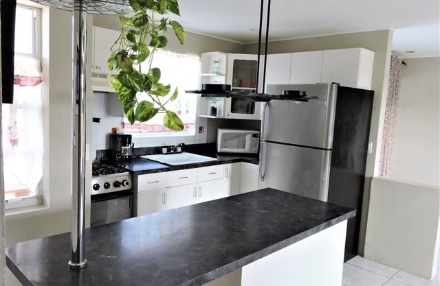 Art deco 2 Bedrooms 2 Bath guest house-10 min driving Downtown & beaches
