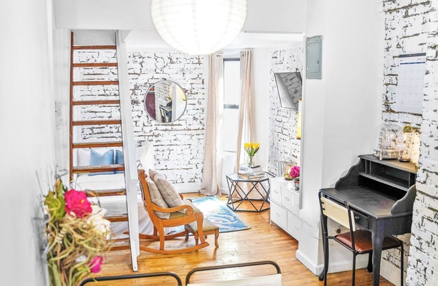 Artist Cove- Walk up Penthouse- Semi-Duplex- Sleep 3 Located In Center of LES