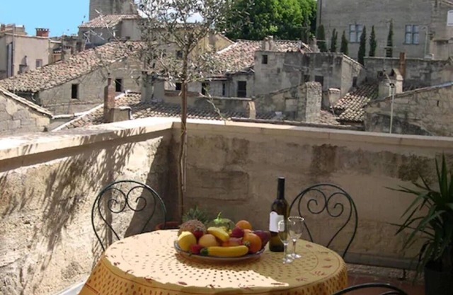 Artist's apartment with roof terrace in the historic heart of Uzès, France