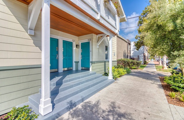 Arts District of Long Beach! Walking distance to the beach!