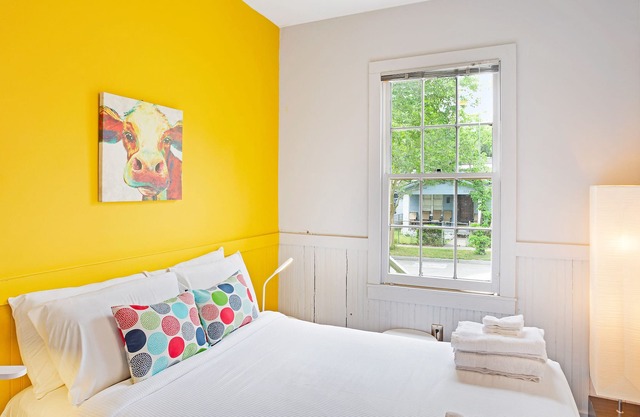 Artsy & Pet Friendly in Historic District, Easy Parking by Lucky Savannah