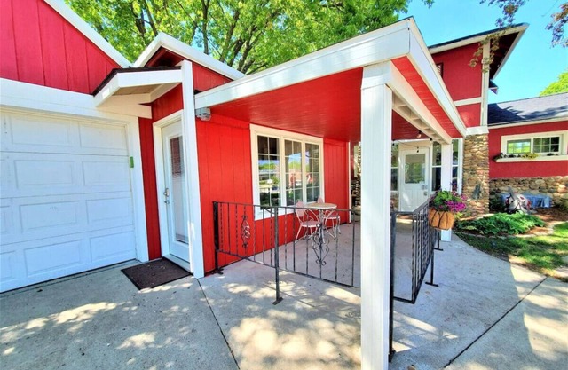 Artsy Tartsy Bunk House off West Lake Okoboji