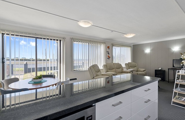 Aruba Apartments: Burnie waterfront & ocean views
