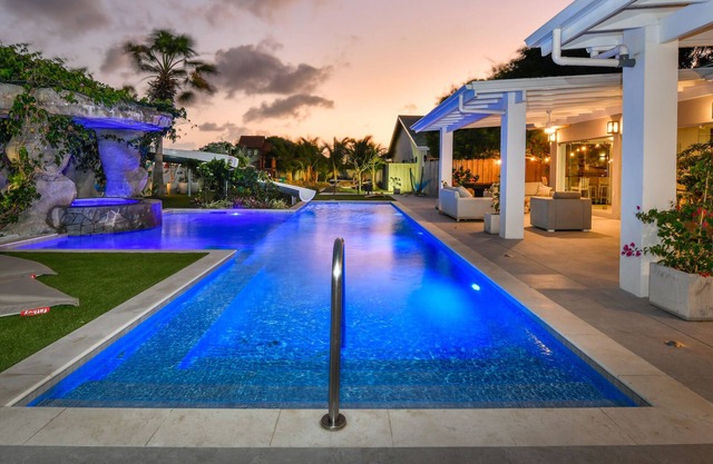 "Aruba Oasis: Stunning 14-Person Villa on VRBO!"