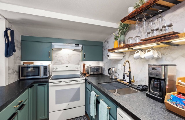 Ascend Remodeled Condo, Walk to Music Festival, Pool, Private Bear Lake, Alpine