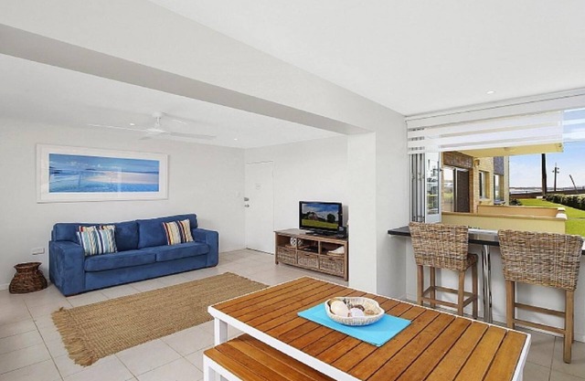 ASHWOOD | 100 meters to beach, shops, cafes | Accom Holidays