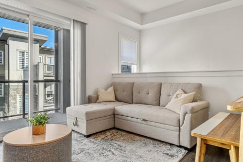 Aspen - Entire Town House with Garage, Netflix, King Bed, Balcony, Perfect for Couples, Sleeps 4