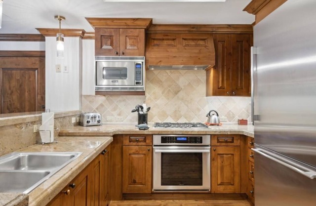 Aspen Mountain Residences Luxury 2-BR/2BA condo 1 block from SilverQueen Gondola