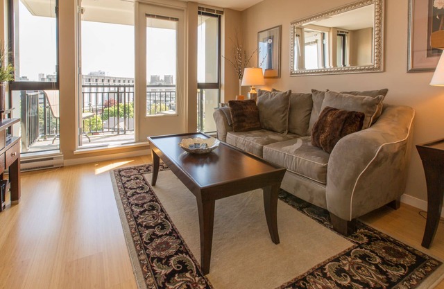 Astoria Cozy-Beautiful Cozy Condo in the Heart of Downtown Victoria by Victoria Prime!