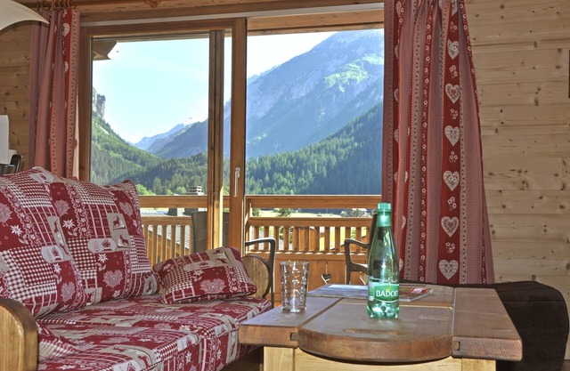 AT THE FOOT OF SLOPES: comfortable Flat in a new built chalet in 2011