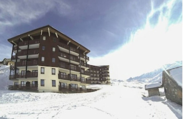 At the foot of the ski slopes, 4/5persons. Altitude 2000m. Exceptional view.
