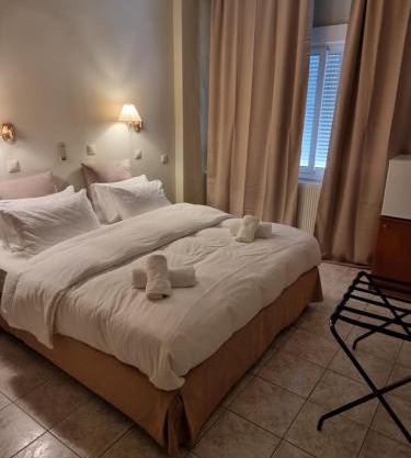 ATHENS ROOMS dramas