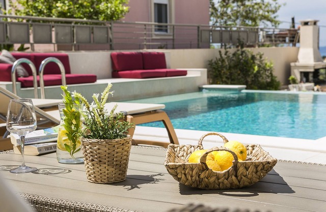 ATHINAIS LAK VILLA,6 bedrooms,private pool, barbeque