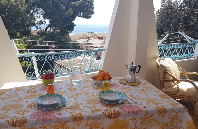 Attic with sea view just 30 meters from the beaches with parking space in the courtyard!