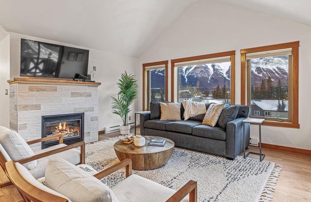 Attractive Downtown Loft | Sleeps 6 | Hot Tub & Mountains Views!