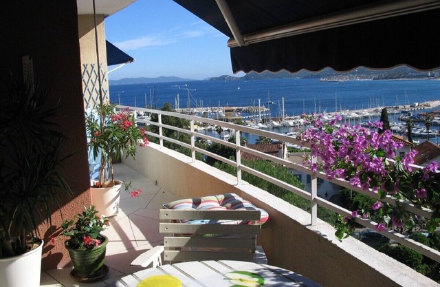 Attractive fully equipped apartment, sea views, close to beach and town center