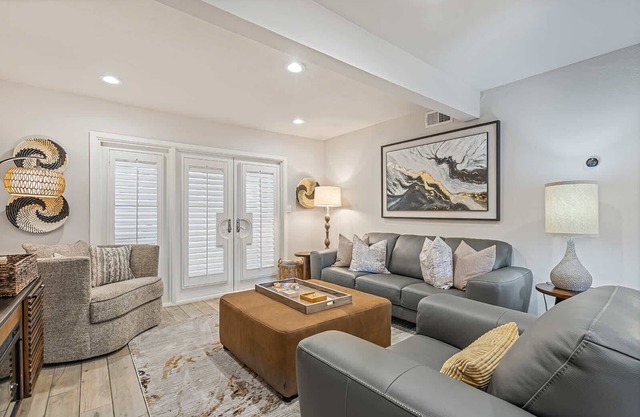 ATX Condo - Two-Step to the Tarrytown Treasure