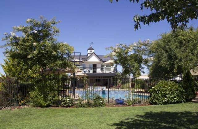AUBURN COTTAGE POOL HOUSE, SPA AND GROUNDS