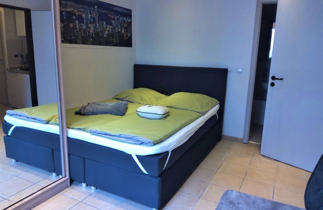 Aunt Emma "Hong Kong" the opportunity to experience a touch of China