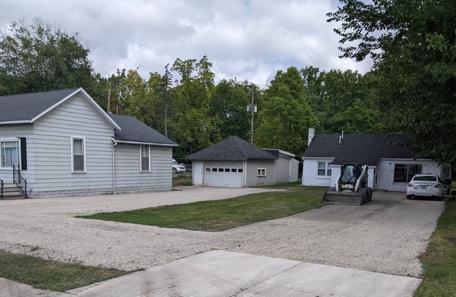 Aunt Rose's Place 1 BR Cottage on the Raisin River in Dundee, MI