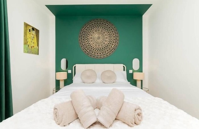 Aurora Stays by Charming III, Apartment for 4 with free parking