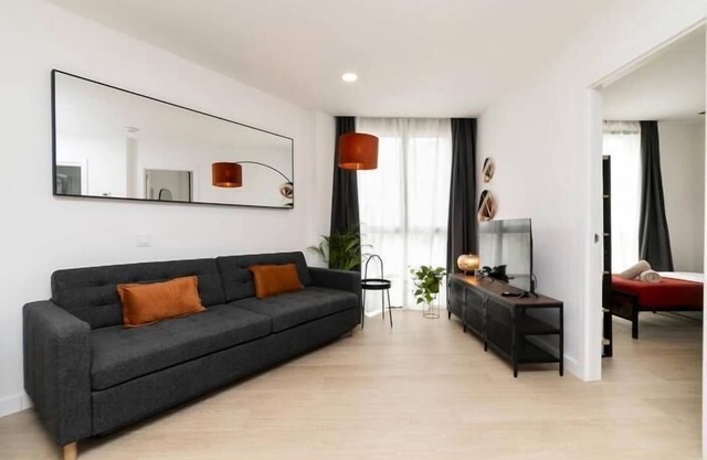 Aurora Stays by Charming X, Apartment for 4 with free parking