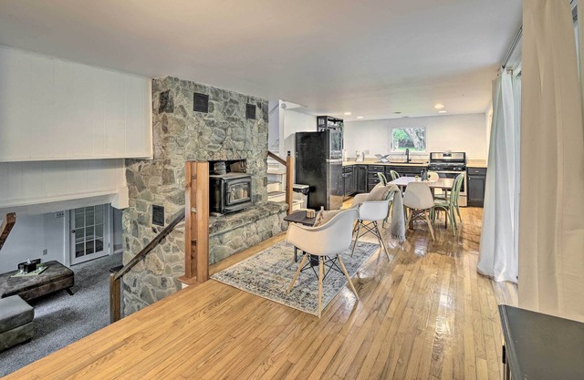 Austerlitz Home w/ Updated Interior + Porch!