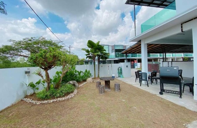 Austin 55, Corner with Karaoke n BBQ for 16paxs