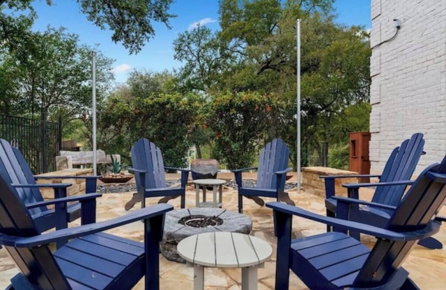 Austin Elegance: Cozy 1 King Bed Balcony Parking
