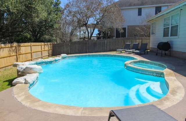 Austin Trip HQ: Pool + Hot Tub + Billards + BBQ