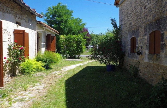 Authentic charm, ideal for cousins, but adaptable, in a quiet hamlet