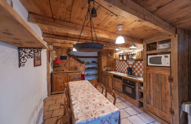 Authentic home, combining the warmth of wood and mountain stone.