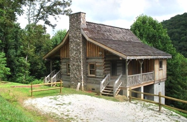 Authentic Log Cabin in the Blue Ridge Mountains Family and Pet friendly