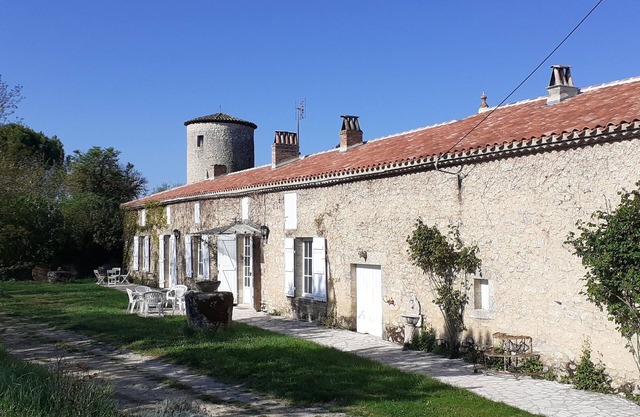 Authentic Maison de Maitre Meunier in the heart of vineyards and organic crops.