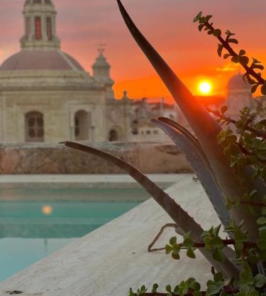 Authentic Maltese Boutique Holiday Home with Rooftop Pool - Moon Townhouse