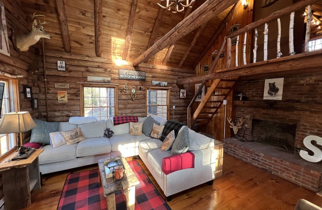 Authentic Rustic Log Cabin minutes from Mount Snow and Stratton