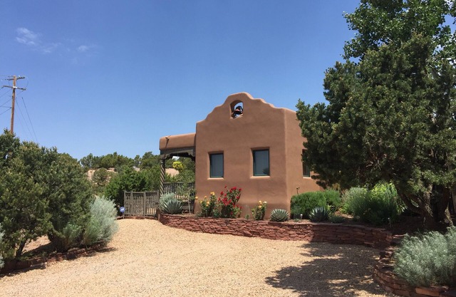 Authentic Santa Fe Casita with Views on the Edge of Town